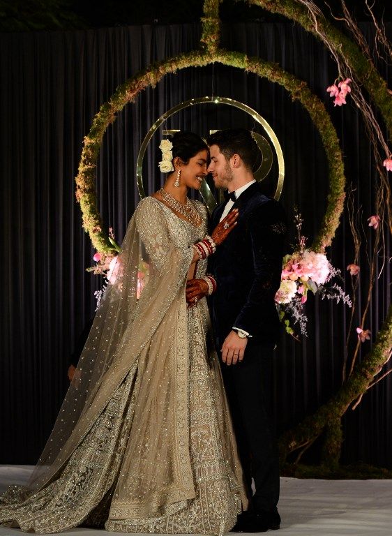 Bollywood oyuncusu Priyanka Chopra 22 metrelik duvak giydi Bollywood oyuncusu Priyanka Chopra 22 metrelik duvak giydi